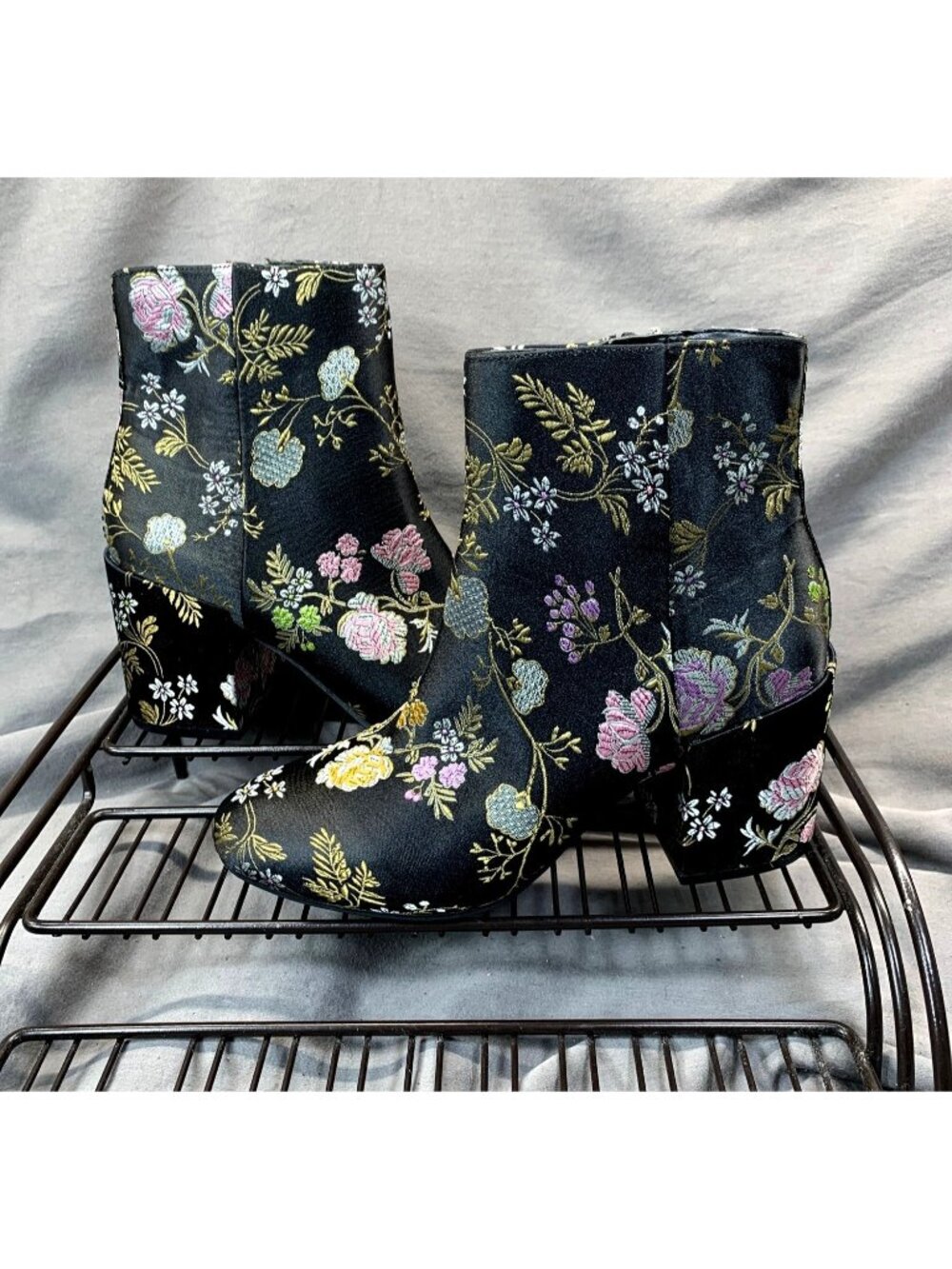 CARLOS By Carlos Santana Womans 5.5M Gatlin Floral Embroidered Ankle Booties EUC